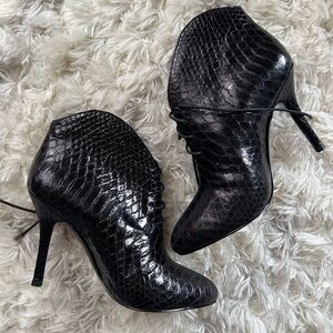 ☀️3/$25 Vince Camuto snakeskin print heeled booties 7